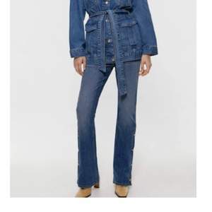 Zara jeans med knappar i byxsluten. Strl 34, väldigt sparsamt använda. Långa, passar mig som är 177cm. 