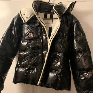 Moncler jacka  - En fin moncler jacka i bra skick som jag ärvt av min mamma   Knappt andvänd storlek 0 jag har ofta xs eller s och på mig passar den bra. Köparen står för frakten 