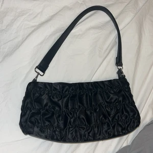 Baguette väska  - Väska i väldigt bra skick, ifrån NA-KD 