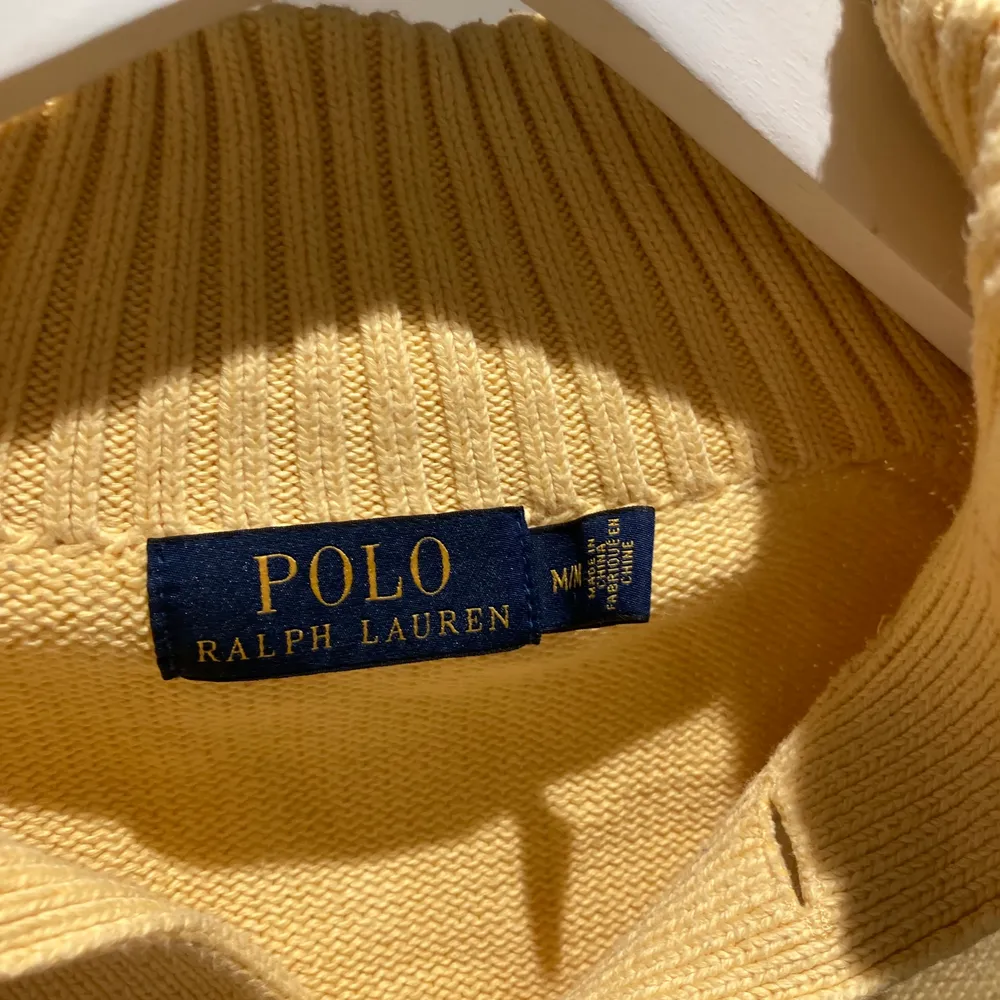 Jättefin gul stickad tröja från Ralph Lauren. Storlek M! . Stickat.
