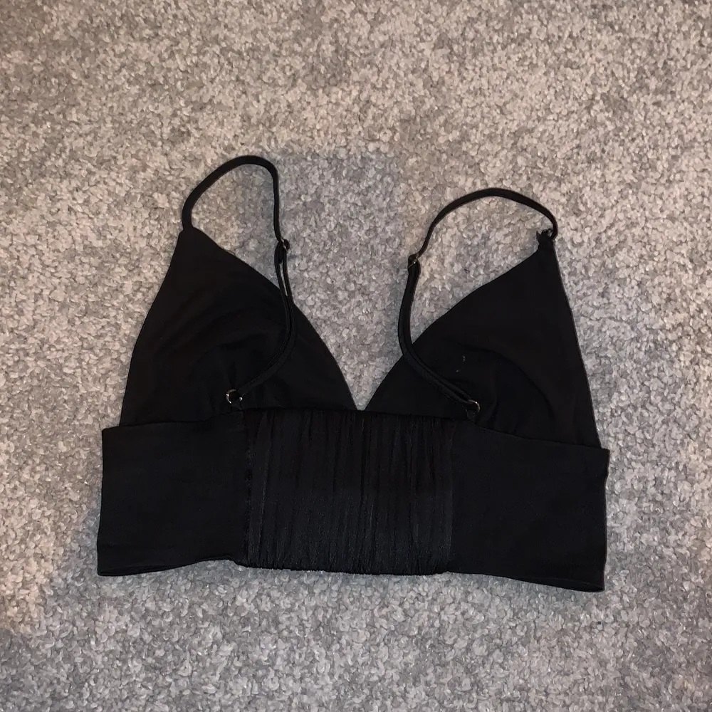 Super fin bralette/topp från zara, väldigt skönt material. Säljer pga att den är för liten för mig. . Toppar.