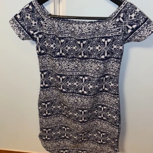 klänning strl S - En jättefin off shoulder klänning. Köpte den i somras för nypris 699. Testa den 1 gång. 