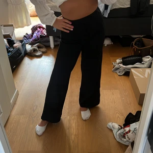 Mysiga kostymbyxor  - Säljer Ginas ”myskostymbyxor” som passar i alla lägen, till pyjamas myset och till kontoret. Aldrig använt pga för korta i benen för mig tyvärr. Köpte de i höstas för 329kr och säljer för 100! Storlek S men passar allt från XS-M då de är så stretchiga!❤️