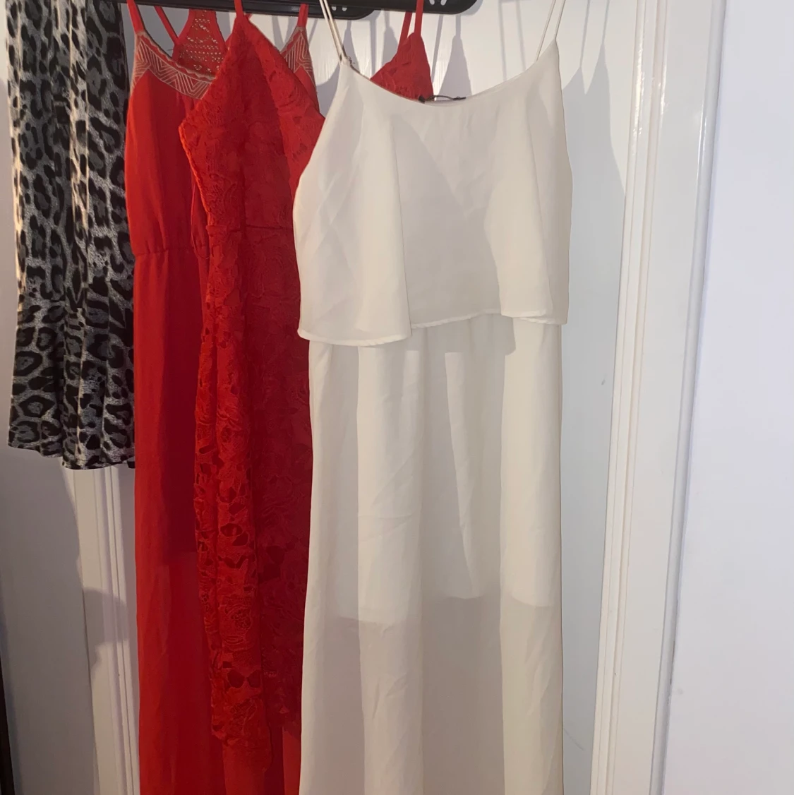 3 nästintill oanvända klänningar plus 1  - 90