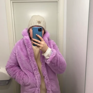 Junkyard faux fur lila XS - Säljer denna jacka i storlek XS från Junkyard, är som ny då den inte riktigt kommit till användning 
