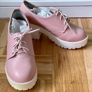 Klackskor gammelrosa från japan 37-38 - Gammelrosa klackar köpta i Tokyo i japanska storlek L, ca 37 -38. Använda en gång, i princip nyskick. Säljer pga för små för mig tyvärr! 