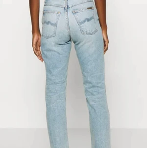Knappt använda nudie jeans - Jeansen är knappt använda,modellen är breezy britt, light desert. Byxorna är storlek W28 och L30. De sitter tajt runt rumpan och är store runt vaderna/benen. De går för i butiken,alltså om du skulle köpa de nya för ungefär 1300