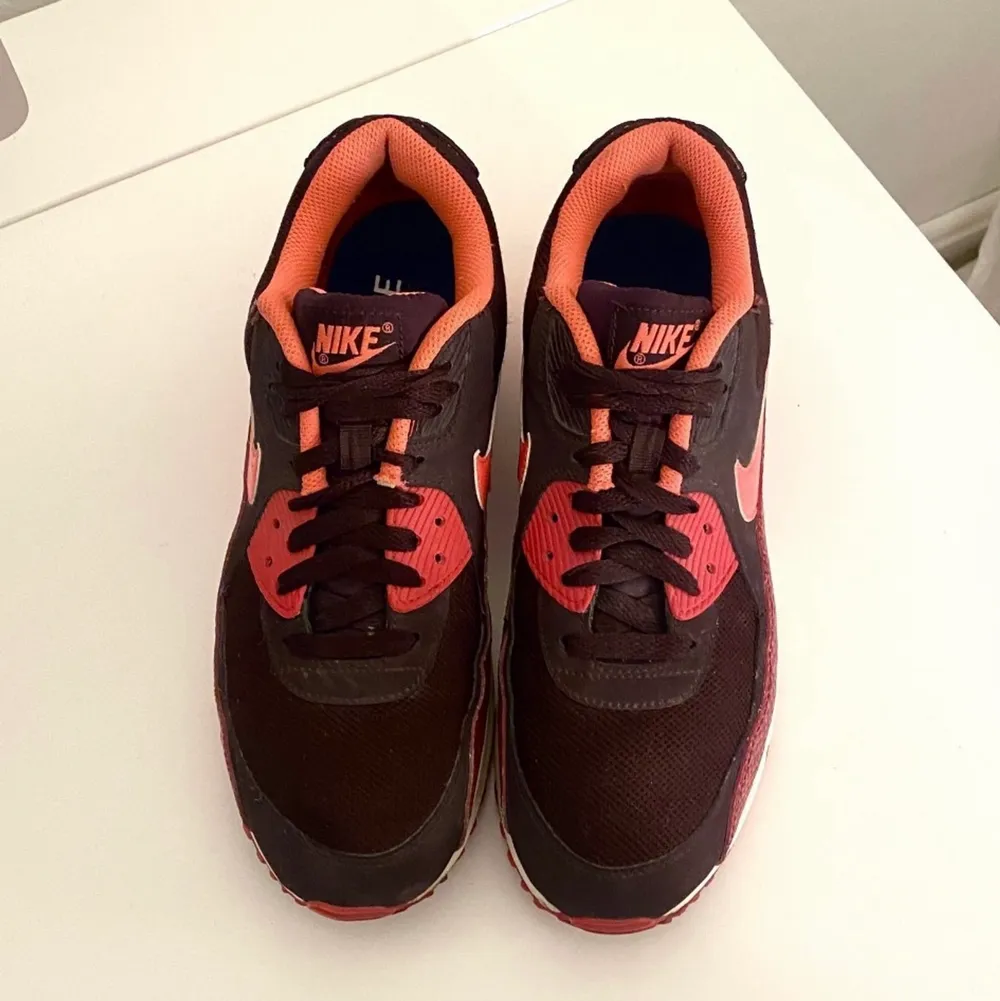 Snygga NIKE AIRMAX sneakers, storlek 40,5 Använd sporadiskt en vårsäsong, så i gott skick.  Skicka ett meddelande vid eventuell fundering!. Skor.