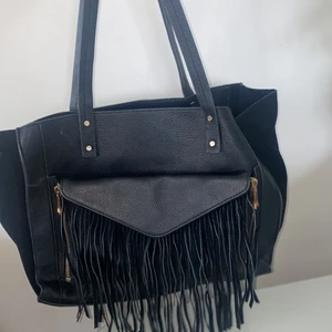 Väska  - Rymlig väska som rymmer nästan hela en liv!! Super smart att man kan ta av den lilla väskan och använda som clutch! 