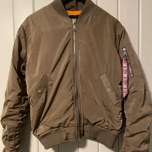 Bik bok bomberjacka storlek xs - Militärgrön bomberjacka med orange insida. Finns en ficka på vänster ärm och är i storlek xs. Den är i fint skick 🤗