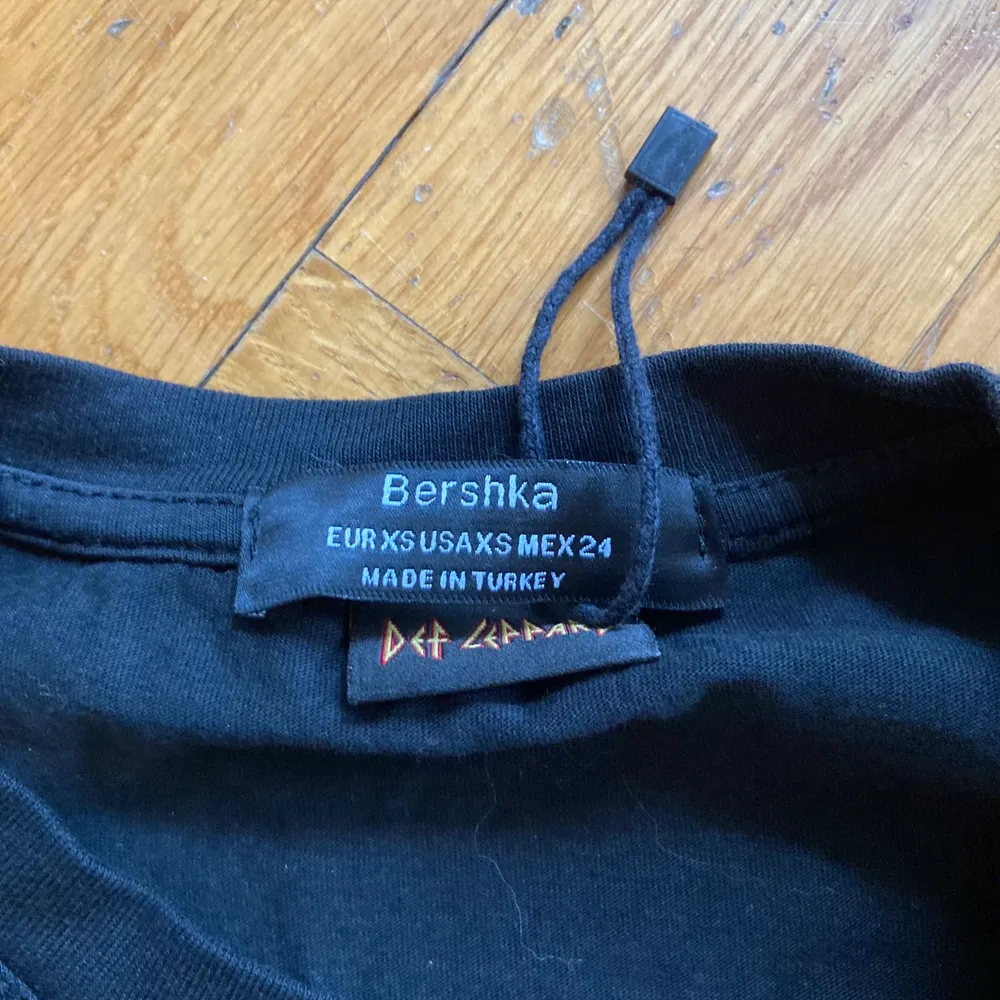 Bershka Def Leppard croptop storlek xs. T-shirts.