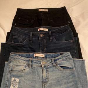 Äkta Levis jeans som jag köpte i USA för 5 år sendan och nu har dom blivit försmå för att användas. Jeansen är i nyskick då jag har lagt undan dom och annars har dom bara legat i min garderob. Jag är 158 och som är bra i längden men för tighta. Spårbar frakt ingår.