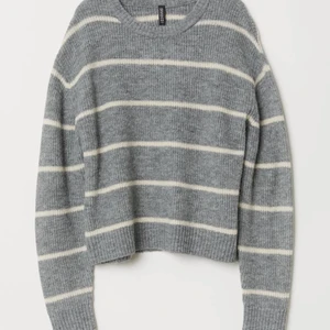 H&m strl s - Säljer denna randiga tröja från H&M, pga att jag inte använder den, endast använd 1 gång.