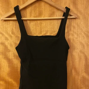 Svart linne  - Basic ribbat linne. Storlek xs/s från Gina tricot. Ganska tjockt tyg. Skriv om ni undrar nåt och vill köpa :)