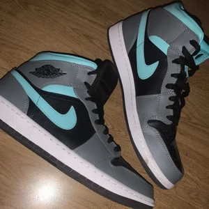 Nike Air Jordans 1 Mid GS’ Grey Aqua’  - I princip nya Nike Air Jordans 1 Mid GS’ Grey Aqua’ Black/Light Aqua/Dark Smoke Grey. Använda någon enstaka gång och är i mycket bra skick!🤩 Storlek 44 (herr). Fler bilder finns ifall önskas:)