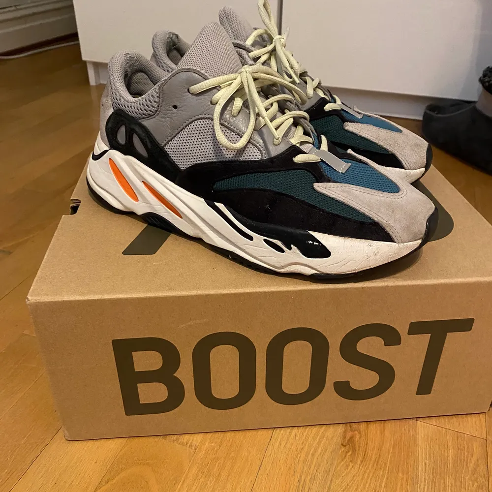 Använda Yeezy 700 wave runners men i relativt bra skick. Köpta från plug me please kvitto finns. Bjuder på frakten, skriv för mer bilder. Skor.