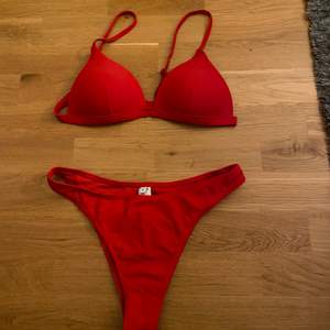 Röd fin bikini från NAKD som sitter jättesnyggt. Säljer eftersom underdelen är för liten (Aldrig använd). Överdelen är i M och underdelen i S. Frakt tillkommer på 66 kr❤️