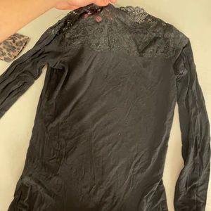 Tröja - Vanlig svart tröja med spetts över axlarna.pris 50kr. Strlk xs