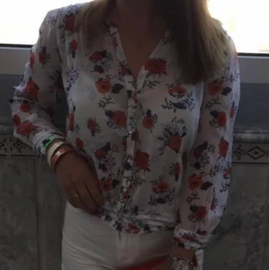 Blommig blus - Säljer då den inte längre kommer till användning 