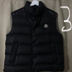 Moncler väst - Moncler väst i Size 3 vilket motsvarar S. Denna väst är av den varmare typen och passar perfekt för tidig vår/höst. Skicket sätter jag till 9/10