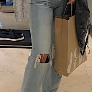Jeans Ginatricot - Säljer mina jeans från Ginatricot i storlek 34 då dom inte passar mig längre. Dom är knappt använda och är i fint skick. Skriv privat för fler bilder. Köpte dom för 599kr men säljer för 180kr Köparen står för frakten! Skriv för fler bilder!!