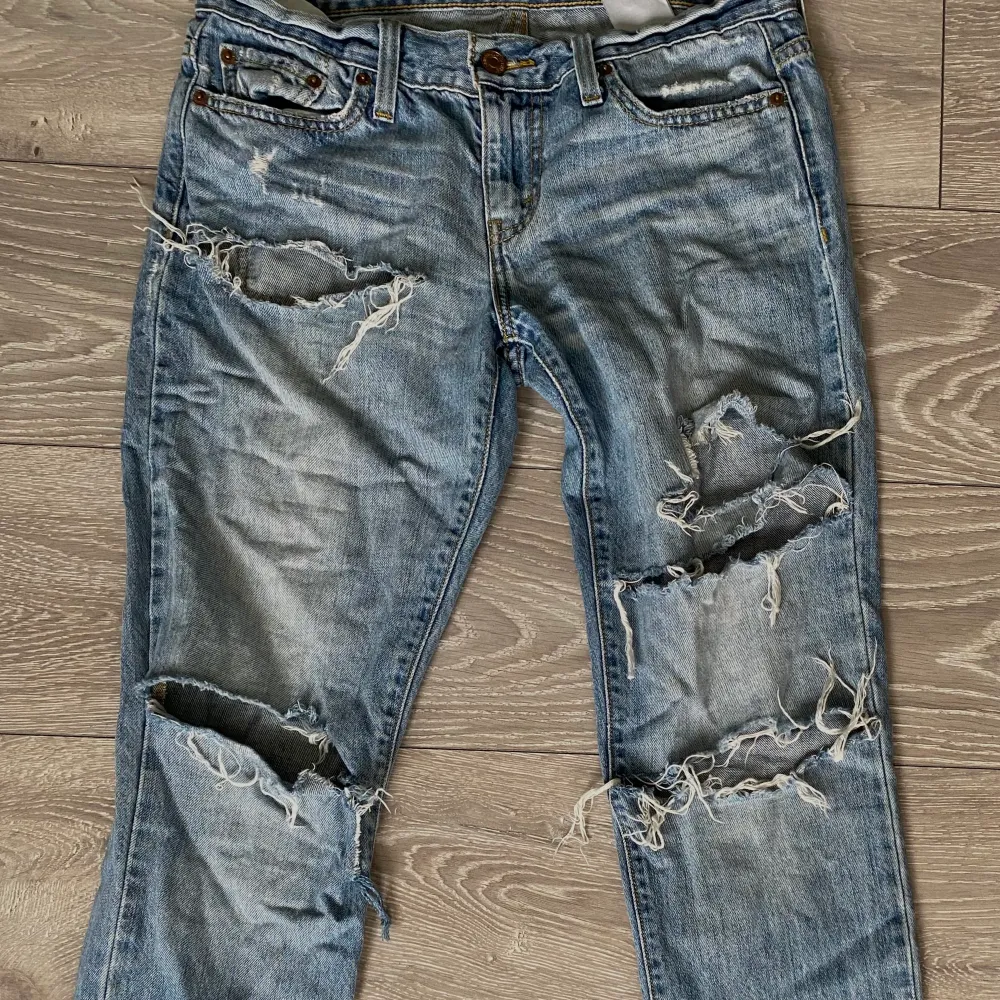 levi’s lågmidjade vintage boyfriend jeans med hål 🙈 storlektarna står inte kvar men jag skulle säga att den passade 34 kanske 36. Jeans & Byxor.