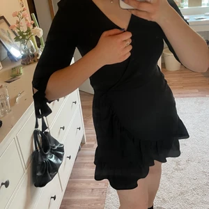 Svart klänning - Fin svart omlottklänning från Hm i ett tunt material. Knuten vid ärmarna. Storlek 36. ✨ 