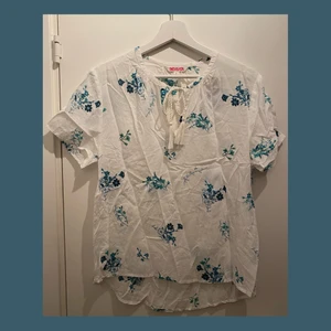 Blommig blus - Gullig blommig blus från Indiska :)