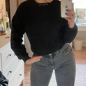 Svart sweatshirt  - Snygg sweatshirt från Ginatricot✌🏼 sparsamt använd så i bra skick. Strl M. 