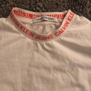 Vit Calvin Klein Jeans t-shirt som använts fåtal gånger! 💓