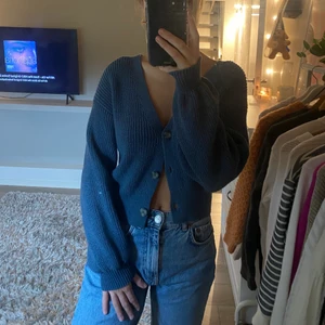 Cardigan från zara  - Blå cardigan från zara. Aldrig använd men gillar supermycket ❣️❣️❣️säljer pga har en liknande