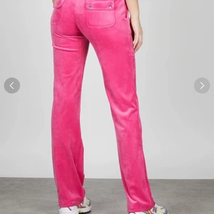 Juicy couture byxor - Säljer dessa superfina juicy couture då de inte kommer till användning. Storlek S och går precis ner till hälarna på mig som är 169, skriv för tydligare bilder 💞 kan även bytas mot en annan färg!!