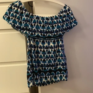 Off shoulder topp - En sjukt fin off shoulder topp i underbara blå / turkosa färger! Den är väldigt stretchig så passar även s och m! Väldigt mjukt material! Säljs då den aldrig kommit till användning