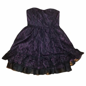 lila klänning - skitball lila klänning med svart lace över. den är offshoulder men har som en ”remsa” gummi vid kanten så den stannar uppe. tre lager i kjolen vilket gör den väldigt puffig så det ser ut som det är en pettycoat under nästan! i överdelen är det lite som en korsett:) jag har nydligen gått upp mycket i vikt så har växt ur de mesta av mina kläder:((( 666% avril lavigne vibes😭