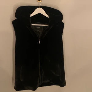 Pälsväst - Svart pälsväst från Only. Strl L.