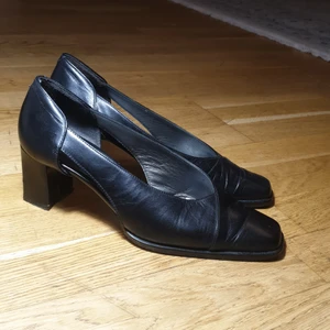 Skinn klackar - Äkta skinn klackar använda ett par gånger. Chanel inspirerade 