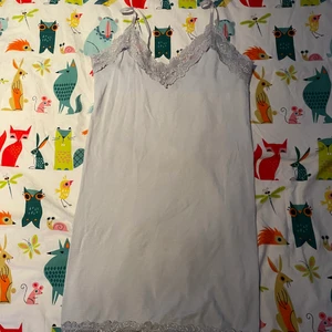 Randigt nattlinne med spets - Säljer ett vitt och ljusblå randigt nattlinne med spets uppe och nere super gulligt i mjukt material, går att använda som klänning också!!