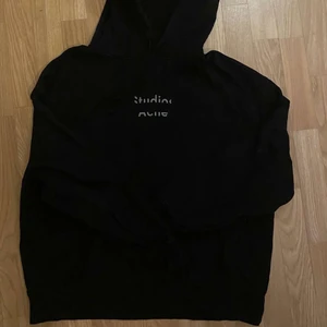 Acne studios hoodie  - acne studios hoodie, i bra skick men använd. storlek m och köparen står för frakt 💚