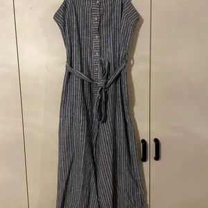 Hängselbyxor från werehouse  - Hängsle byxor som inte blivit mycke använda men mycket sköna. Tror det är stolek 36-38 så den passar som S och M. 