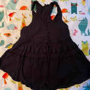 Cool topp - Säljer en av fina tidigare favoritlinnen som man knäpper men ändå visar magen! det går fin fint att ha en bandeau under annars så visar man runt naveln och neråt