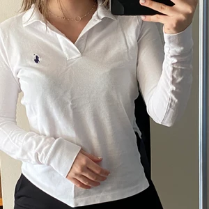 Ralph Lauren - En skit snygg Ralph Lauren tröja i storlek M men passar som en S. Väldigt skön tröja och den är i bra skick.
