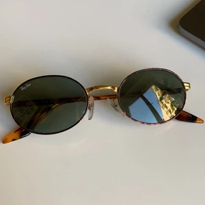 ÄKTA vintage RAY BAN - Superfina vintage raybans med tunna sköldpaddsmönstrade bågar. Snygga att ha långt ner på näsan, passar tyvärr inte min ansiktsform.