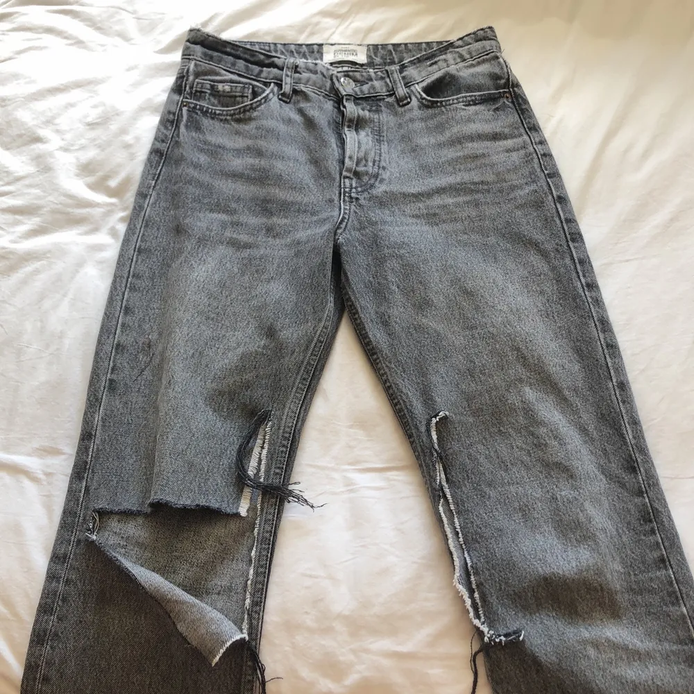 Säljer dessa skitballa jeans från zara som nästan aldrig har använts. Egengjorda hål är det dock med de är bra gjorda. Säljer dem för att de är för korta💗 100kr exlusive frakt.. Jeans & Byxor.