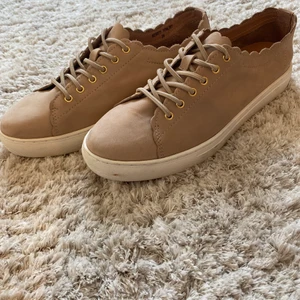 Sneakers från DASIA - Gammalrosa sneakers från DASIA💗💗 Nya och oanvända! Storlek 39. Säljes för 100kr, köpare står för frakt-66kr spårbart med postnord📦