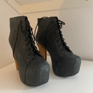 Jeffrey Campbell Shoes strl 40 - Helt nya, klassiska Jeffrey Campbell skor i svart slipat läder med träklack. 
