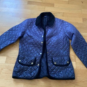Oanvänd Barbour jacka - Säljer min oanvända barbour jacka, storlek 36. Inköpt för 2500kr, säljer nu för 500kr