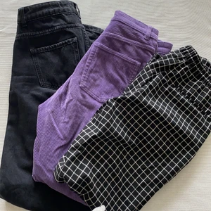 3 par byxor för 200kr - Köp alla tre byxor för endast 200kr. Alla är i storlek 36. Dem svara jeansen är från NA-KD, dom lila ä rutiga är ifrån monki