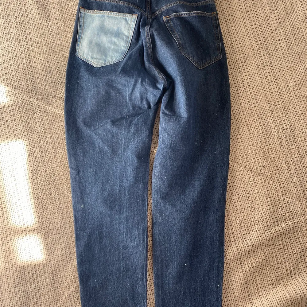 Jeans från KARVE med blekt ficka i girlfriend passform. Inga defekter. Jeans & Byxor.