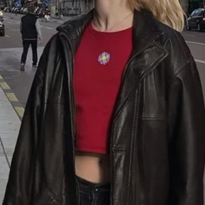 Topp! - Söööt röd topp med gullig blomma! Påminner om unif :) passar bra på mig som är s. Bra material. Skriv för frågor! 🌺💓🧘