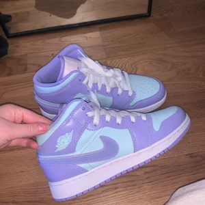 Jordan 1 mid - Säljer domhär otroliga Jordan 1 mid purple aqua i storlek 38/5.5, helt oavända. Säljer pga för små 😭 